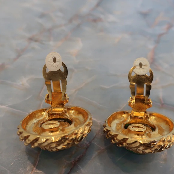 Chanel vintage gripoix faux emerald earrings - Picture 6 of 8
